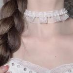 Белый кружевной чокер с жемчужинами