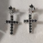 Серьги крестики с черными стразами