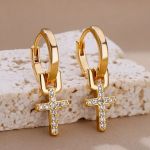 Позолоченные серьги кресты с камушками