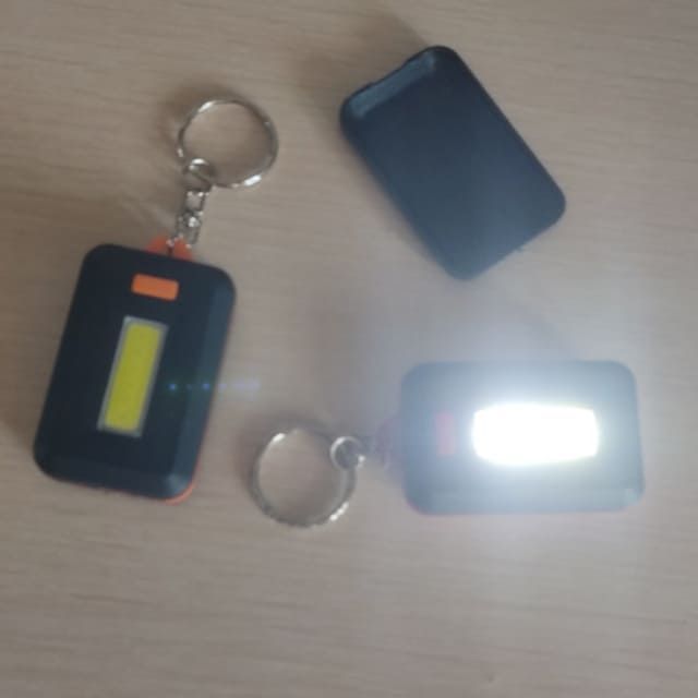 Світлодіодний брелок-ліхтар на батарейках 🔦