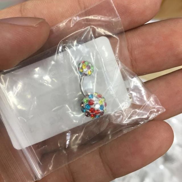 Пірсинг пупка з різнокольоровим камінням на кульках